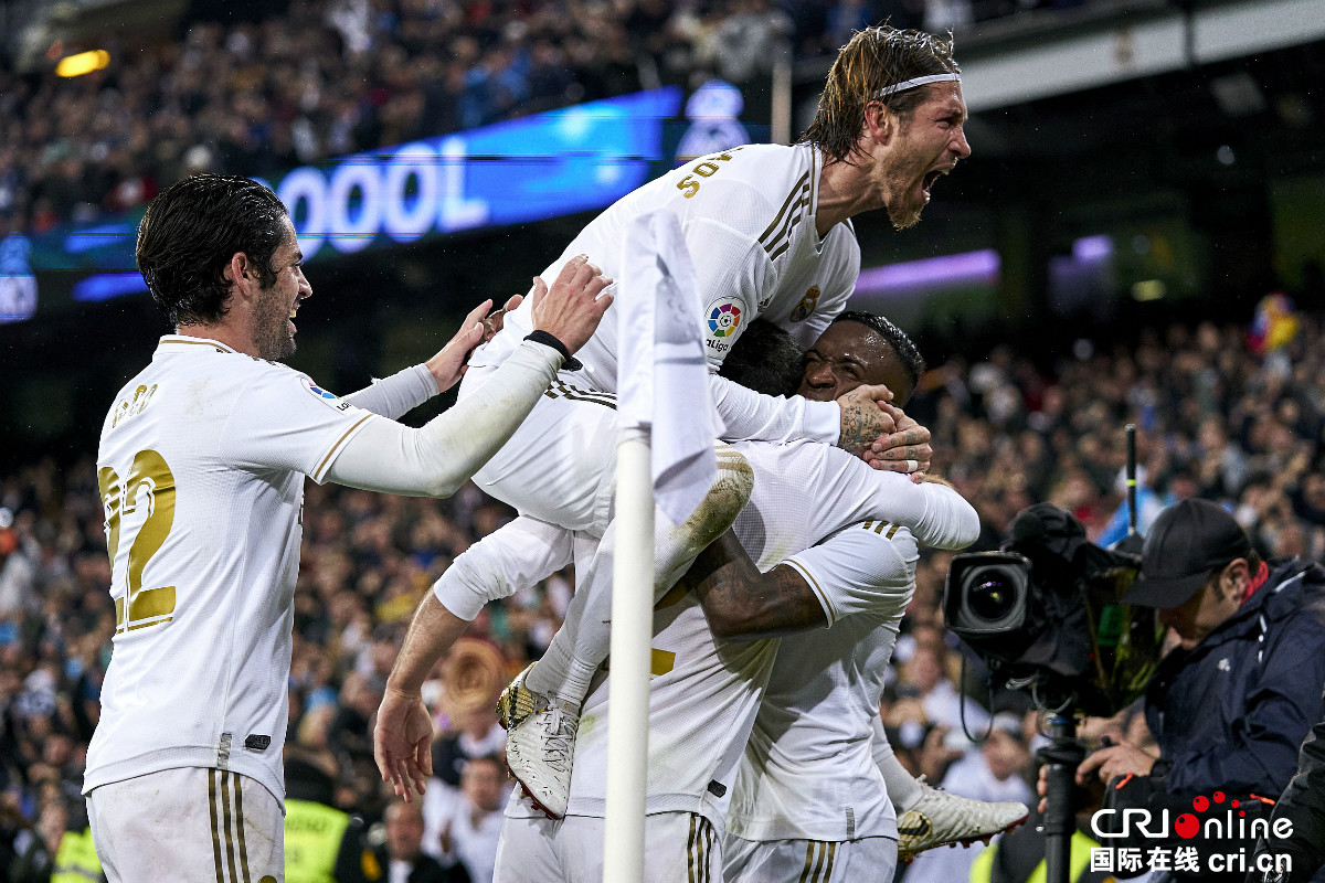 显现出他在 显现出他在